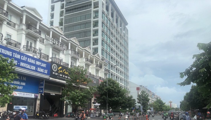 Bán Biệt thự sân vườn ngang 12m Dương Quảng Hàm 250m2 2 tầng mái Thái gần Emart 26.5 tỷ.