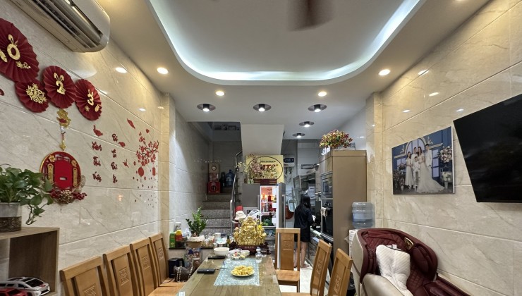 NGÃ TƯ SỞ, CẠNH ROYAL CITY, LẠ VÀ ĐẶC BIỆT
35M x 6T, 4,3 tỷ