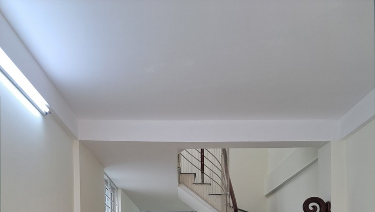 NHÀ MẶT NGÕ TẠI Ỷ LA 32,3M2; 5 TẦNG GIÁ 3 TỶ.