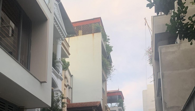 nhà đẹp Nguyễn Văn Cừ- Gia Thuỵ 82m x 4T, mặt tiền 5.5m, phân lô, ôtô tránh
