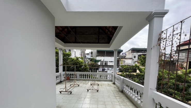 Cho thuê nhà ngõ Nguyễn Khang  5 tầng 35m2