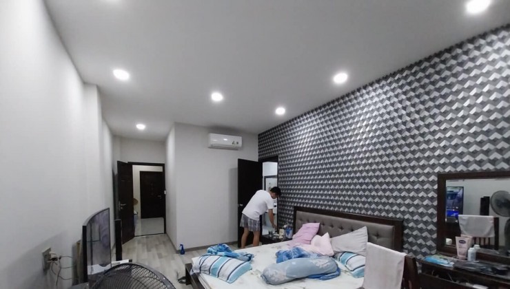 NHÀ TÂN BÌNH, 5 x20m, ĐƯỜNG HẺM LỚN, Ô TÔ NGỦ TRONG NHÀ,SỔ ĐẸP, GIÁ TỐT