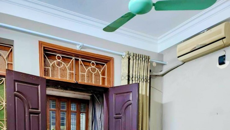 TRUNG TÂM HAI BÀ TRƯNG GIÁ CHỈ 3.3 TỶ NHÀ 4 TẦNG SỔ ĐỎ 32M2  ( 3 P NGỦ ) 15M RA OTO TRÁNH