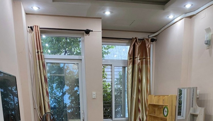 Kẹt tiền chị Hoa gởi bán gấp nhà đẹp lạ có 1 không 2, gần CV Lê Thị Riêng, 43m2, chỉ 4 tỷ 300