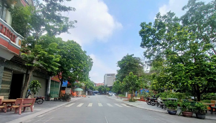 Diện tích 120 m mặt tiền 5 m 

Vị trí víp nhất khu vực trục chính đường Nguyễn Văn Cừ