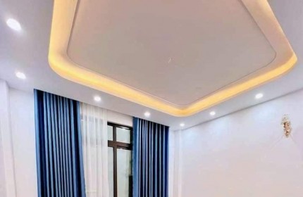 GIA ĐÌNH BÁN NHÀ MỚI ĐẸP DT:45M2 5 TẦNG MT: 4.3M (TỔNG 7 P NGỦ ) GIÁ: 5x TỶ PHỐ TÔN ĐỨC THẮNG QUẬN ĐỐNG ĐA .