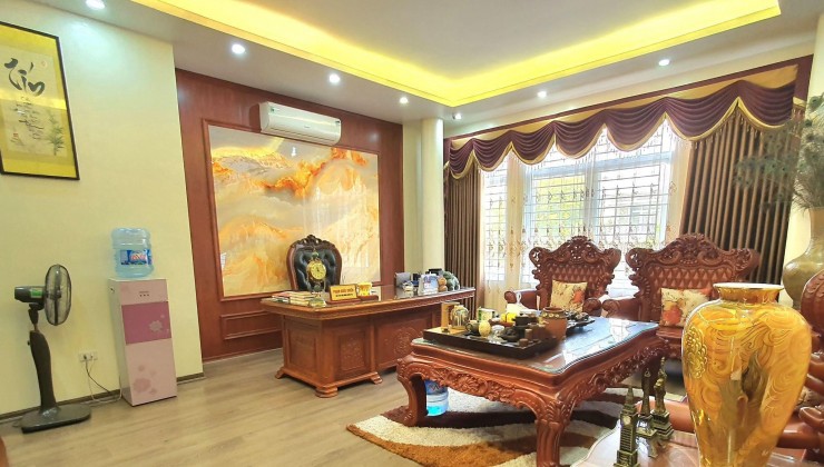 Bán nhà Hoàng Quốc Việt, Phân lô vỉa hè, ô tô tránh,nội thất đỉnh 46m2 giá nhỉnh 10 tỷ.