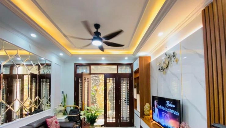 Bán nhà Phố Giáp Bát Quận Hoàng Mai 38m2x6 tầng, ô tô đỗ cổng chỉ 4.9 tỷ.