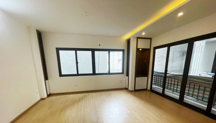 Bán lô 7 căn nhà xây mới Đội Cấn, 30m2-36m2, giá từ 5,15 tỷ - 5,65 tỷ.