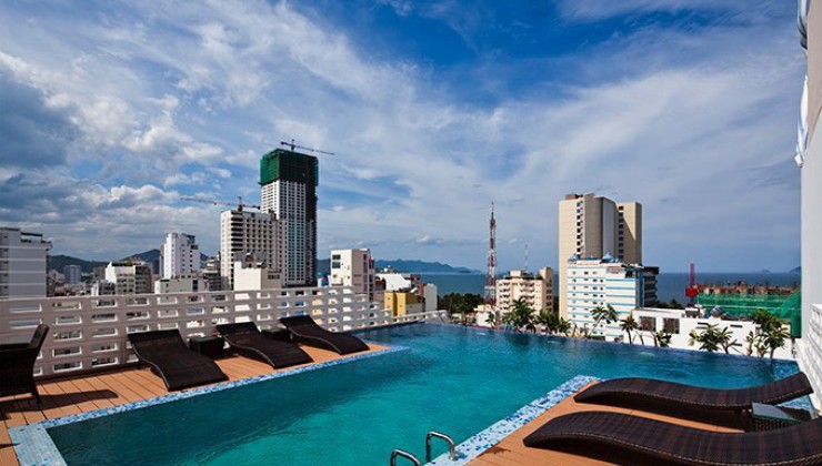 Bán gấp SALE OFF lớn khách sạn 3* 14 tầng 48 phòng view biển Trung Tâm TP. Nha Trang.