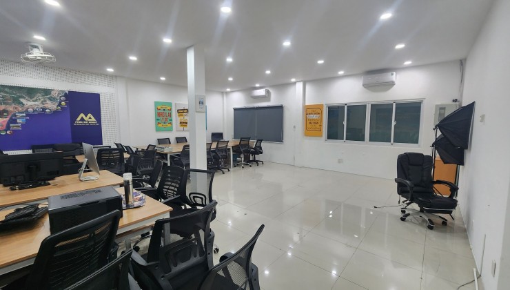 Cho thuê văn phòng 100m2, nội thất có sẵn, chổ đậu oto thoải mái