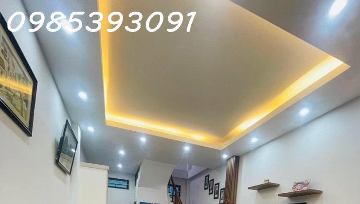 Bán nhà Tả Thanh Oai DT 32m2 4 tầng, ôtô đỗ cửa, cách 1 nhà ra đường to xe tải tránh