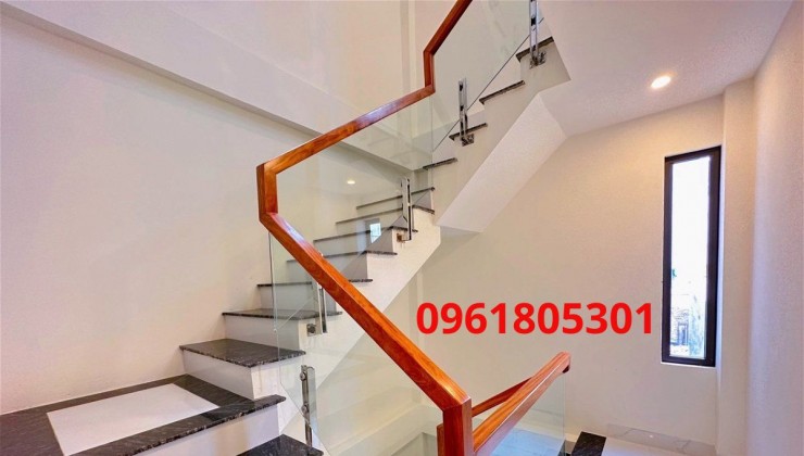 Bán nhà Thạch Bàn Long Biên 40m2- mặt tiền 5m- hơn 2 tỷ lô góc, ô tô gần nhà