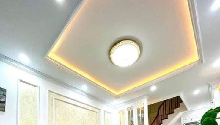 BÁN NHÀ ĐƯỜNG HOÀNG QUỐC VIỆT 45M2, Ô TÔ ĐỖ CỔNG GIÁ ĐẦU TƯ HƠN 3 TỶ