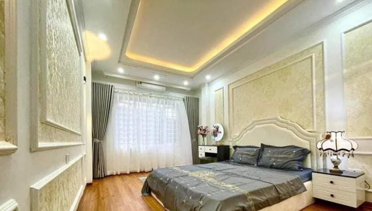 BÁN NHÀ ĐƯỜNG HOÀNG QUỐC VIỆT 45M2, Ô TÔ ĐỖ CỔNG GIÁ ĐẦU TƯ HƠN 3 TỶ