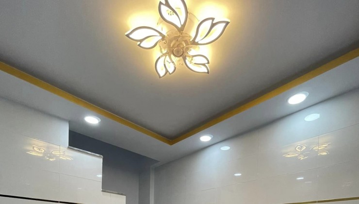 Nhỉnh 1 tỷ có nhà 2 tầng 2 WC sát Bàu Cát