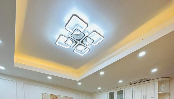 Bán Nhà Hoàng Quốc Việt, 97m2, Phân Lô, 2 Thoáng