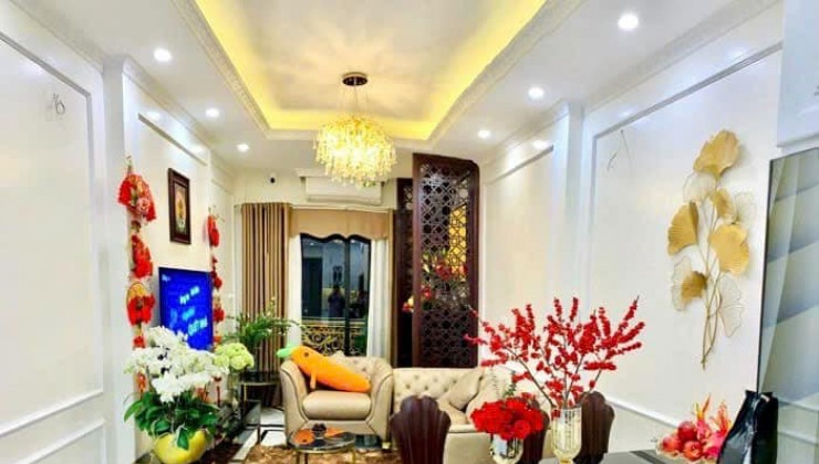 Hiếm, Bán Nhà Khu VIP số 1 Nguyễn Văn Cừ, Ngõ 560 Phân Lô hàng không, Oto tránh, 4 tầng dân xây giá 6.x tỷ