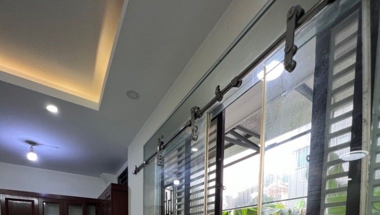 Bán Nhà Lĩnh Nam 50m2 - 5 tầng - Ôtô đỗ cổng - Giá Ngon