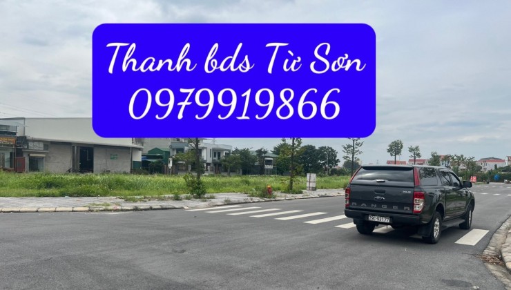 TẾT NHẤT ĐẾN NƠI RỒI BÀ CON Ạ 
BÁN ĐẤT TẶNG GIỎ QUÀ 
Diện tích 100 m mặt tiền 5 m 
Giá chỉ 2 tỷ  đường trước nhà 19 m sau lưng VIEW VƯỜN HOA