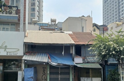 Bán nhà mặt tiền Bến Vân Đồn Quận 4 gần cầu Khánh Hội .Vị trí vô cùng tiềm năng giá trị có thể nhân 2 nếu xây mới