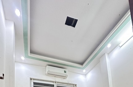 BÁN NHÀ ĐẸP PHỐ NGUYỄN KHÁNH TOÀN. DT 32 M2, 5 TÂMG, MẶT TIỀN 3,2 M. GIÁ 4,7 TỶ. SĐT: 0981593380.