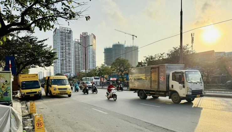 Bán Đất Tặng Nhà, Mặt Phố Giải Phóng, Quận Hoàng Mai, 80m x 3T, Mt 6.5m. Giá hơn 20 tỷ.