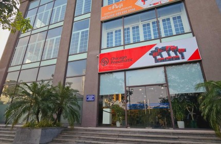 Cho thuê shophouse 3 tầng, tổng 301m2 sàn sử dụng. Vị trí đối diện Lotte Mall Hà Nội. Giá 45 triệu