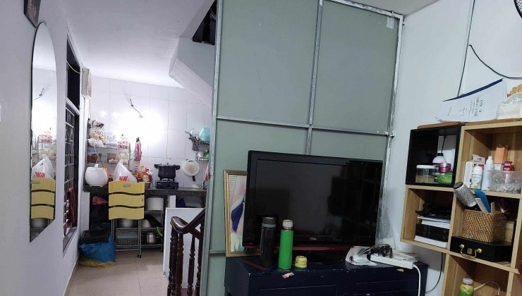 Cho thuê nhà Võng Thị, 30m2, 3T, 2N, cơ bản, ô tô, KD nhỏ, 5 triệu.