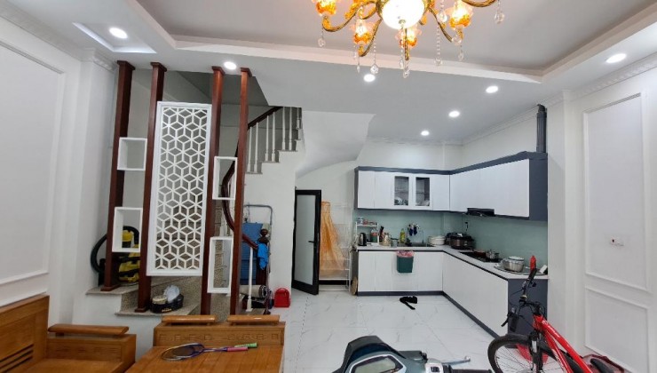 Nhà Long Biên 30m2, mặt ngõ ô tô  5 tầng, gần chợ, gần mặt phố