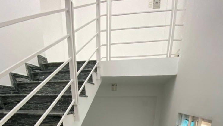 Quang  - Bán Nhà Trường Sa ,50M2 , 4 Tầng , 4 Pn, 4 Wc Giá 5 Tỷ 9