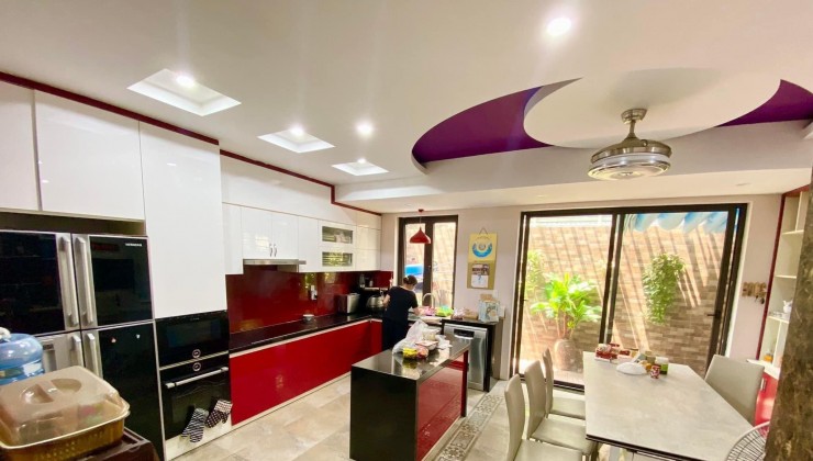 Biệt Thự Siêu Cao Cấp, Phố Vip Kim Đồng, 130m x 6T, Mt 6m. Giá 27.5 tỷ.