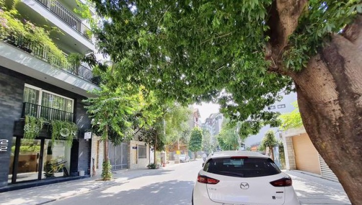 Bán Đất Tặng Nhà, Phố Vip Xuân La, Gần Hồ Tây, 115m x  3T. Giá 33.5 tỷ.