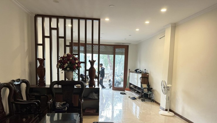 Siêu hiếm phố Thái Hà, Đống Đa, Lô Góc, Gara ô tô, Thang máy, 86m2, MT: 5,5m. Giá 24 tỷ