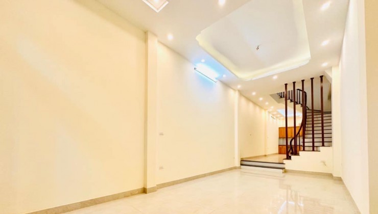 Chính chủ cần bán nhà Mặt Phố TRUNG TÂM QUẬN HOÀNG MAI 60M 5 TẦNG Ô TÔ ĐỖ CỬA CHỈ 8,29 TỶ