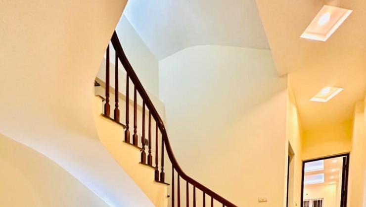 Chính chủ cần bán nhà Mặt Phố TRUNG TÂM QUẬN HOÀNG MAI 60M 5 TẦNG Ô TÔ ĐỖ CỬA CHỈ 8,29 TỶ