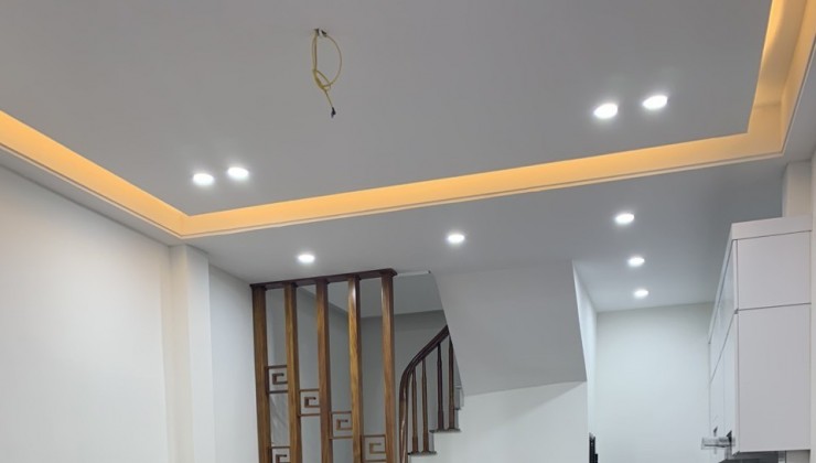 Bán Nhà Phố Nguyễn Văn Cừ - 61m2 x 5 Tầng  - Gara Oto, Giá 11 Tỷ