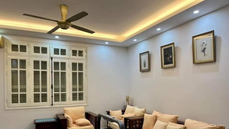 Bán Đất Tặng Nhà, Phố Vip Xuân La, Gần Hồ Tây, 115m x  3T. Giá 33.5 tỷ.