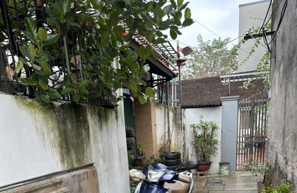 Chính chủ nhờ bán 54.6m² Hà Phong, Liên Hà, Đông Anh, Hà Nội.Chưa đầy 1 tỷ.
- Mặt tiền = hậu 4m, khổ đất vuông dài 13,9m.
- Đường vào đất rộng