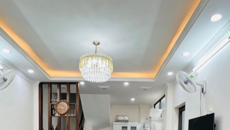 Bán nhà ngõ 175 Nguyễn Khang, 32m2, 5 tầng, 50m ra mặt phố, tặng nội thất, giá 6.95 tỷ