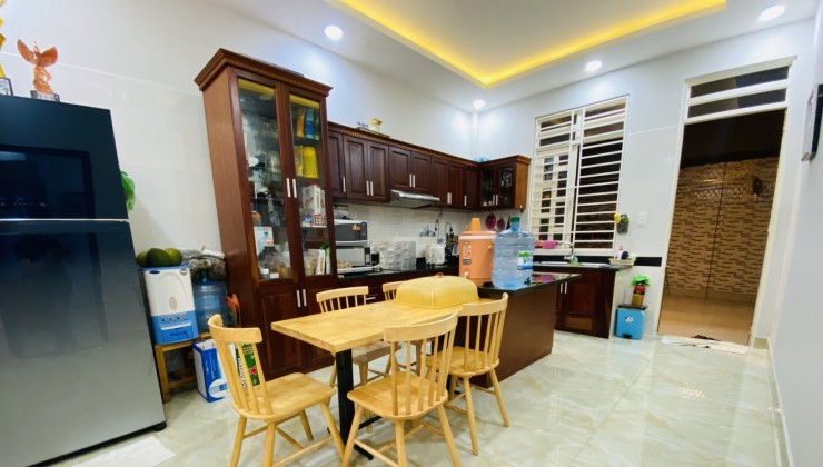 Biệt ThựThủ Đức: 160m2 1 Trệt 1 Lầu, ngang 6.2m, nở hậu 8m. dài 23m, giá: 11tỷ8