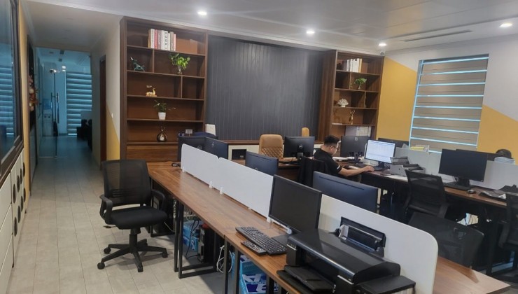 Bán nhà mặt phố Nguyễn Ngọc Nại, Diện tích 65m2, mặt tiền 8m. Vị trí kinh doanh hiệu suất cao.