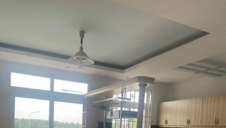 Cần bán nhà 3 lầu tại trung tâm Thành Phố mới Bình Dương DT sàn 450m2ngang 6m giá chỉ 5 tỷ