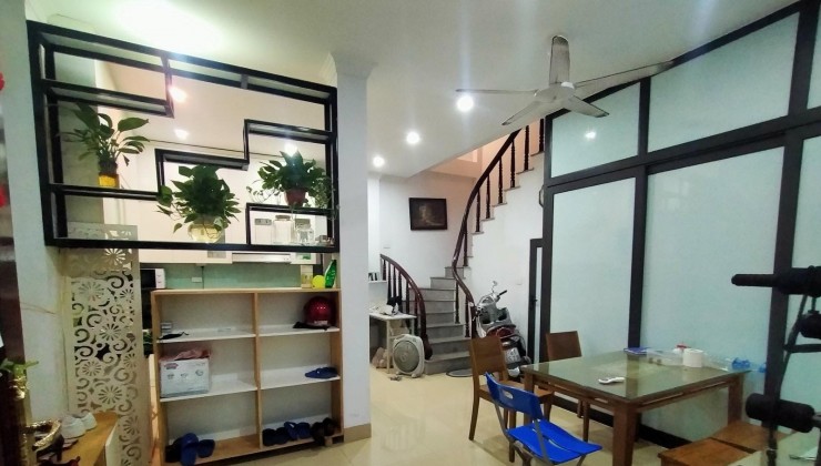 Nhà HOÀNG NHƯ TIẾP - 35M2 - MT5M - 3 tỷ 9 - An sinh đỉnh - Ô TÔ tránh 20m