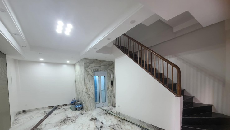 Nhà đẹp, thang máy, lô góc, ô tô, Là Nguyễn Khang, CG, DT 38m, MT 8m, 10.8 tỷ