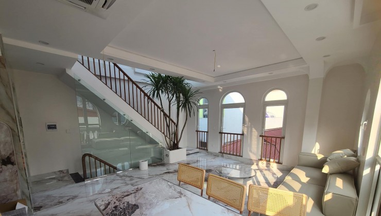 Nhà đẹp, thang máy, lô góc, ô tô, Là Nguyễn Khang, CG, DT 38m, MT 8m, 10.8 tỷ