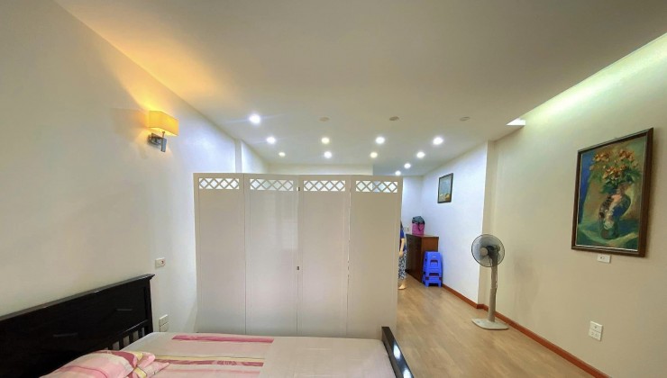 Nhà Đẹp Siêu Hiếm Cầu Giấy, Phố Vip Đỗ Quang 52m x 5T x Mt 4.6m. Giá 25 tỷ.