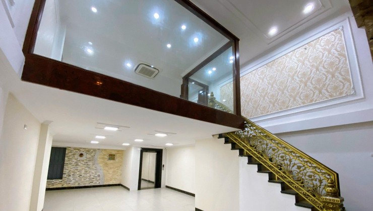 Bán gấp nhà mặt phố Cự Lộc. mặt phố kinh doanh, diện tích 65m2, mặt tiền 5m. 7 tầng thang máy.