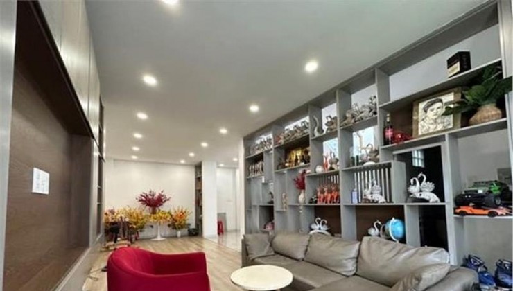 HẺM TRƯỚC NHÀ 5M. GẦN 80M HẺM  XE HƠI 7 CHỖ GẦN NGUYỄN THỊ THẬP