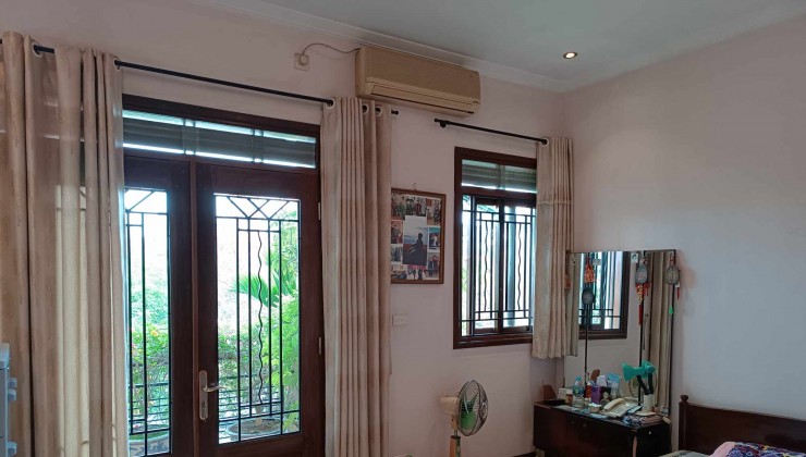 Bán nhà mặt phố Bồ Đề, Long Biên, ô tô tránh, vỉa hè, view hồ, 4T, 96 M2, MT 4.8, 24 tỷ TLCC 0917420066